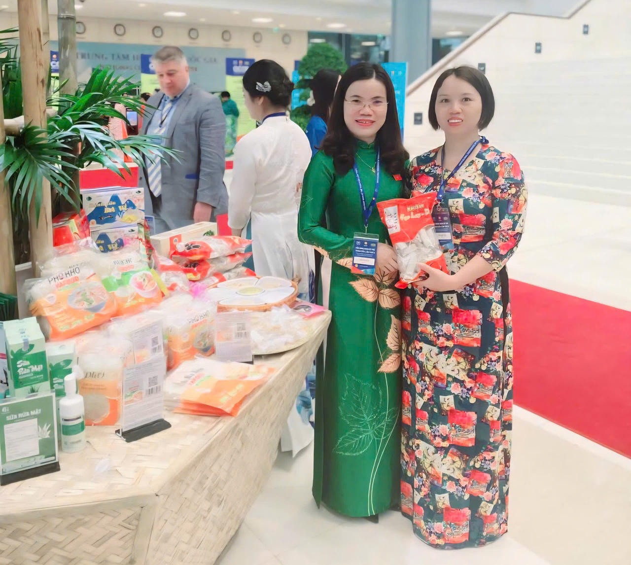 Từ nghề truyền thống của gia đình, vợ chồng chị Vương Thị Hồng Gấm tiếp tục phát triển thương hiệu kẹo lạc Chiến Tấn.