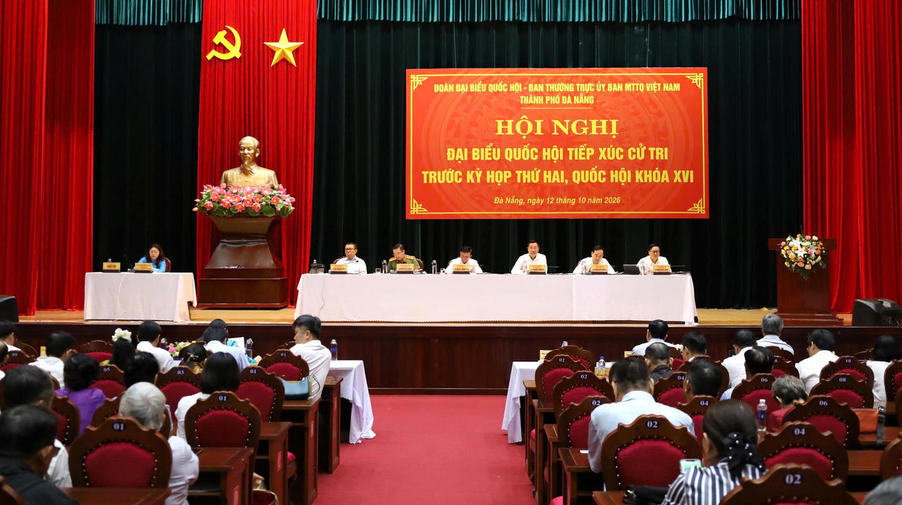 Thường trực Ban Bí thư Trần Cẩm Tú cùng đoàn Đại biểu Quốc hội đơn vị TP Đà Nẵng dự hội nghị tiếp xúc cử tri các phường trung tâm thành phố. (Ảnh: Tấn Việt)