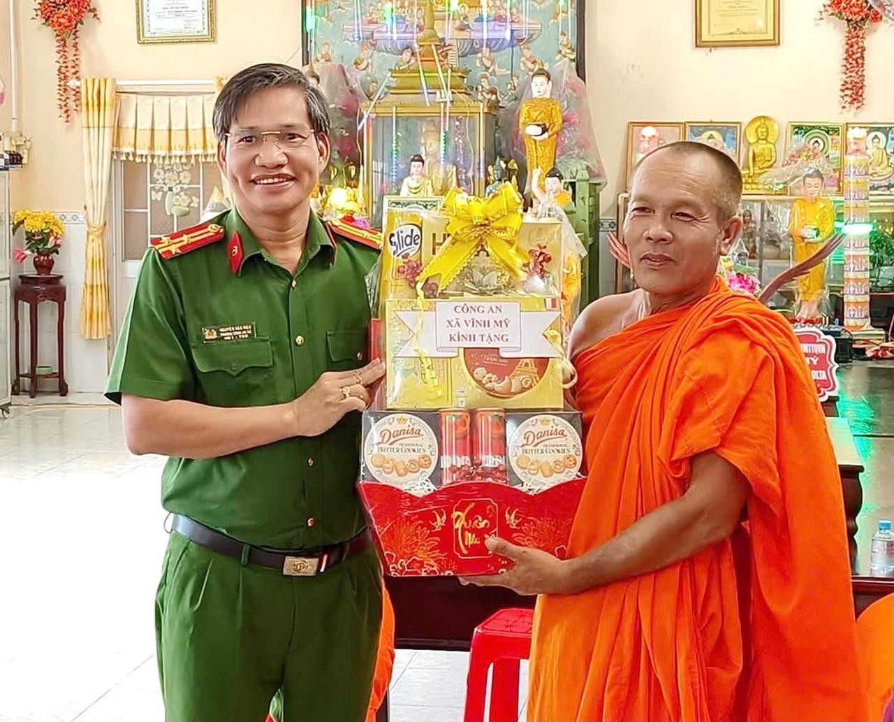 Thượng tá Nguyễn Văn Mậu - Trưởng Công an xã Vĩnh Mỹ, tặng quà Chùa Đìa Chuối nhân dịp lễ Sene Dolta (Ảnh: H.Đ).
