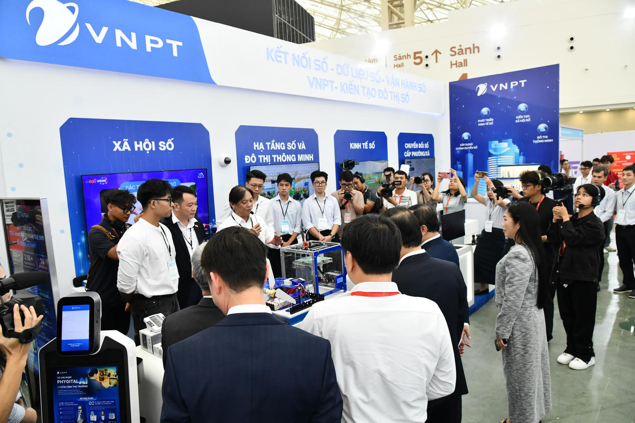 Diễn giả đến từ VNPT giới thiệu "Ứng dụng UAV và AI trong xây dựng cơ sở dữ liệu, giám sát tài nguyên – môi trường và phát triển nông nghiệp số"