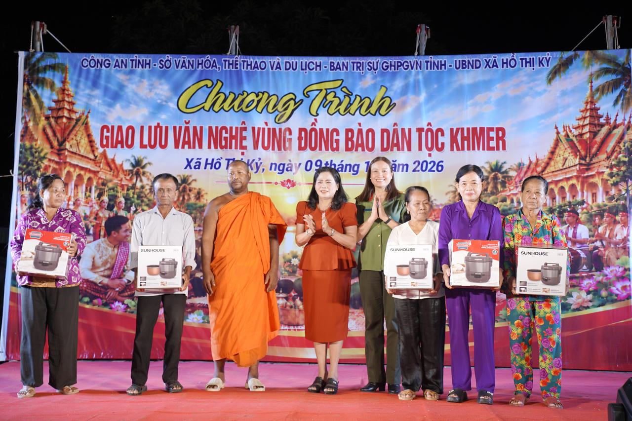Chủ tịch HĐND tỉnh Cà Mau thăm, chúc mừng các chùa Khmer dịp Lễ Sen Dolta