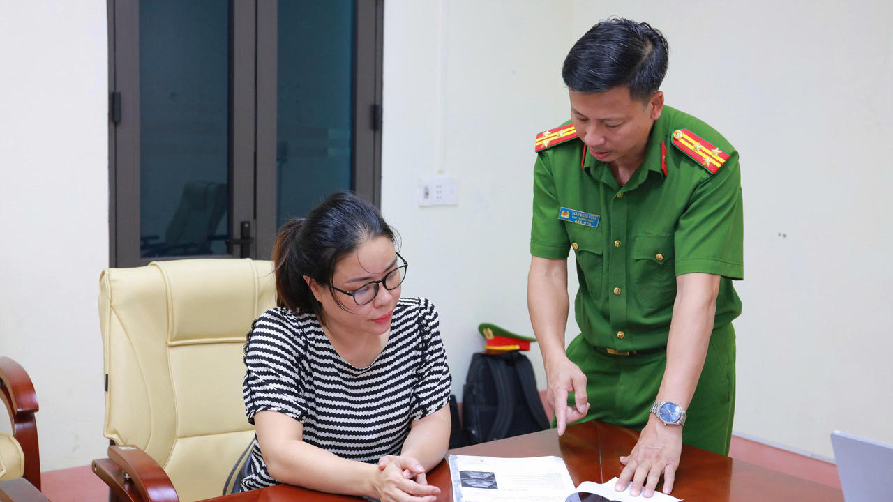Thượng tá Trần Xuân Dũng - Phó Chánh Văn phòng, Phó Thủ trưởng Cơ quan Cảnh sát điều tra Công an tỉnh Lào Cai làm việc với đối tượng (Ảnh: Thanh Tuấn - ANTV Lào Cai)