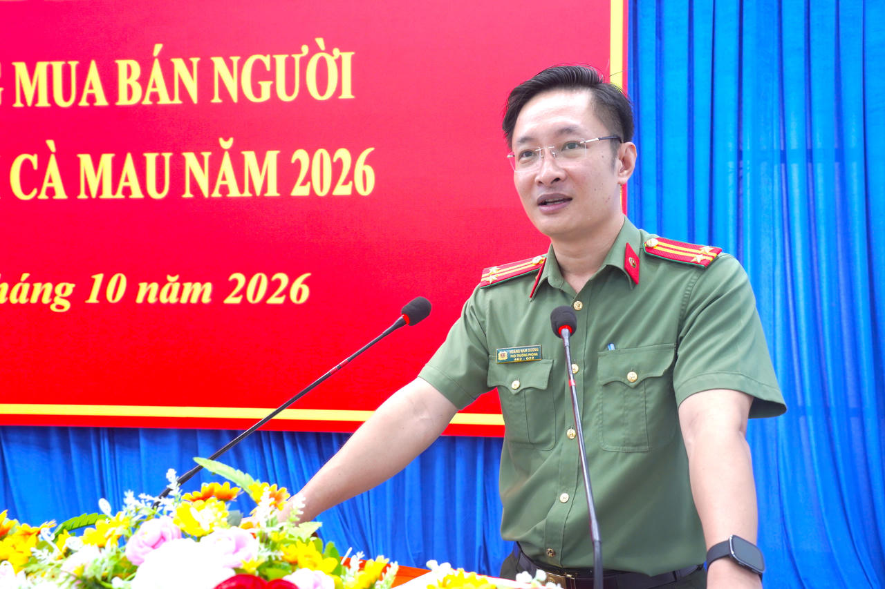 Trung tá Hoàng Nam Dương - Phó Trưởng phòng Tham mưu Công an tỉnh Cà Mau, đại diện Ban Tổ chức, kêu gọi người dân nâng cao cảnh giác, chủ động phòng ngừa tội phạm mua bán người (Ảnh: H.Đ).