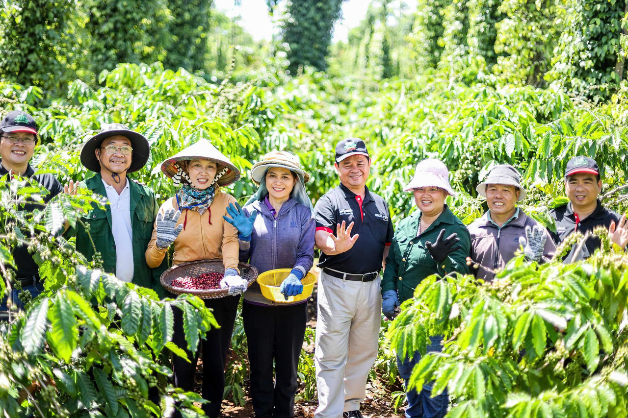Thông qua Chương trình NESCAFÉ Plan, Nestlé Việt Nam đã đồng hành cùng hơn 23.000 hộ nông dân tại Tây Nguyên, giúp họ chuyển đổi phương thức canh tác bền vững theo hướng nông nghiệp tái sinh, từ đó cải thiện thu nhập của nông dân, góp phần tạo ra nguồn cung cà phê ổn định, đồng đều, có khả năng truy xuất nguồn gốc
