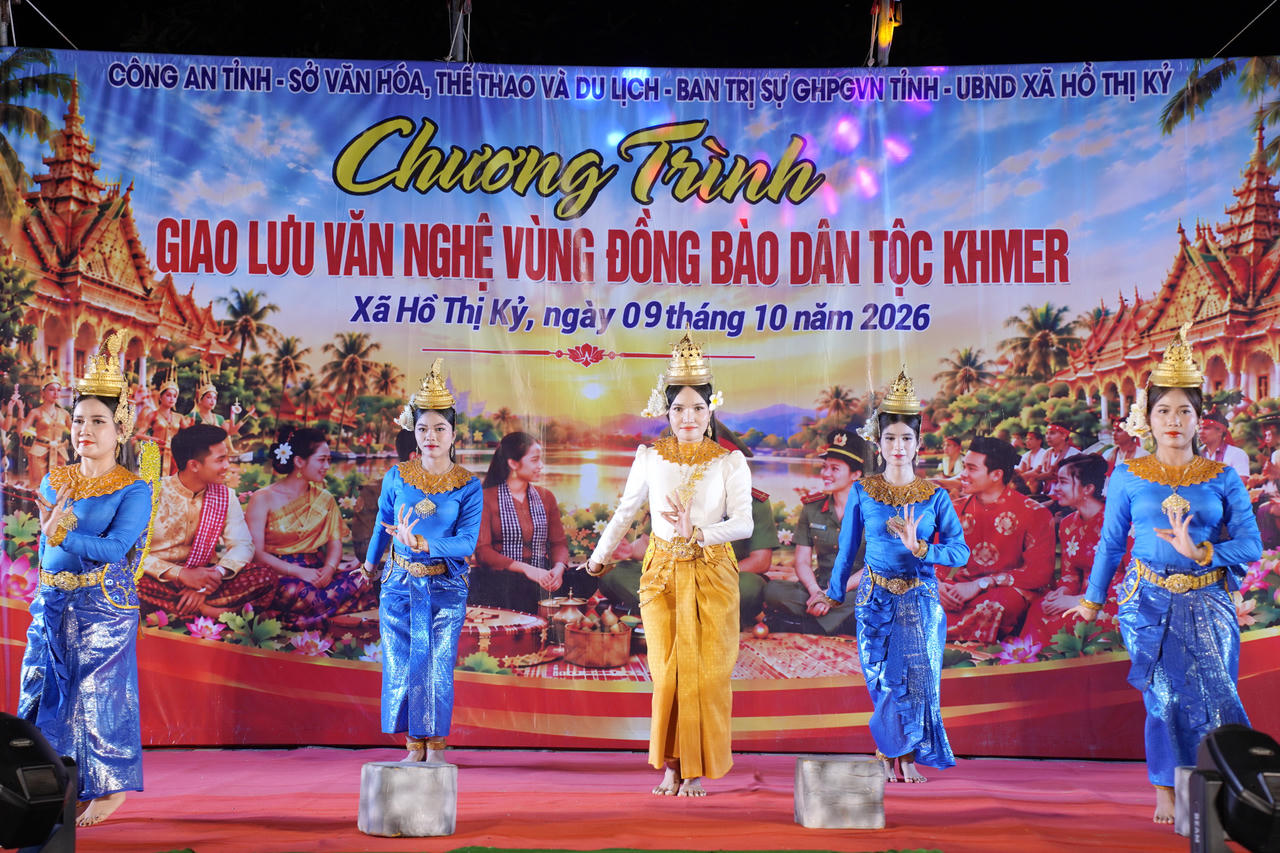 Chủ tịch HĐND tỉnh Cà Mau thăm, chúc mừng các chùa Khmer dịp Lễ Sen Dolta