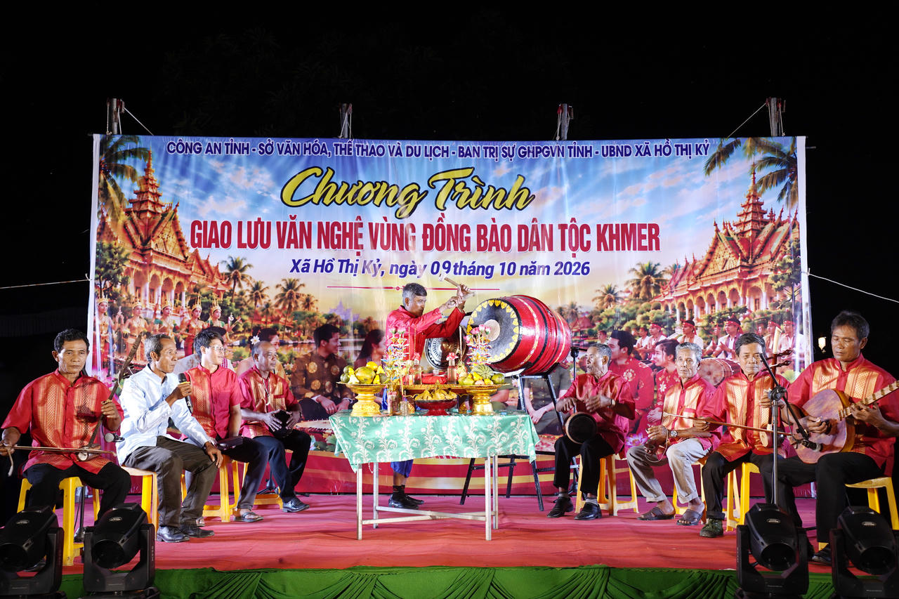 Chủ tịch HĐND tỉnh Cà Mau thăm, chúc mừng các chùa Khmer dịp Lễ Sen Dolta