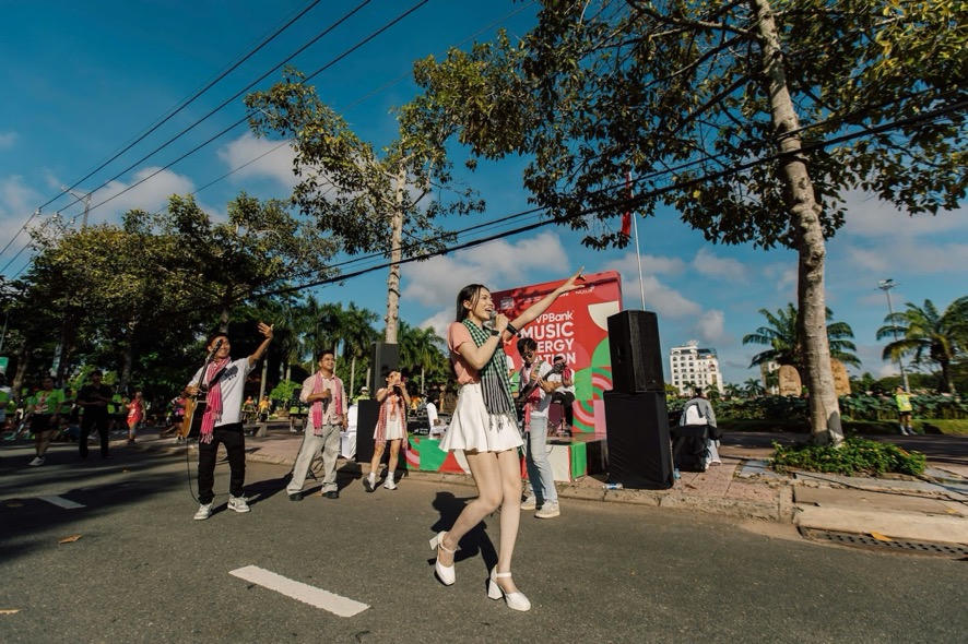 Âm nhạc tiếp lửa trên đường chạy, hòa cùng sự cổ vũ của người dân và những trạm phun sương, mang đến trải nghiệm giàu năng lượng cho các runner
