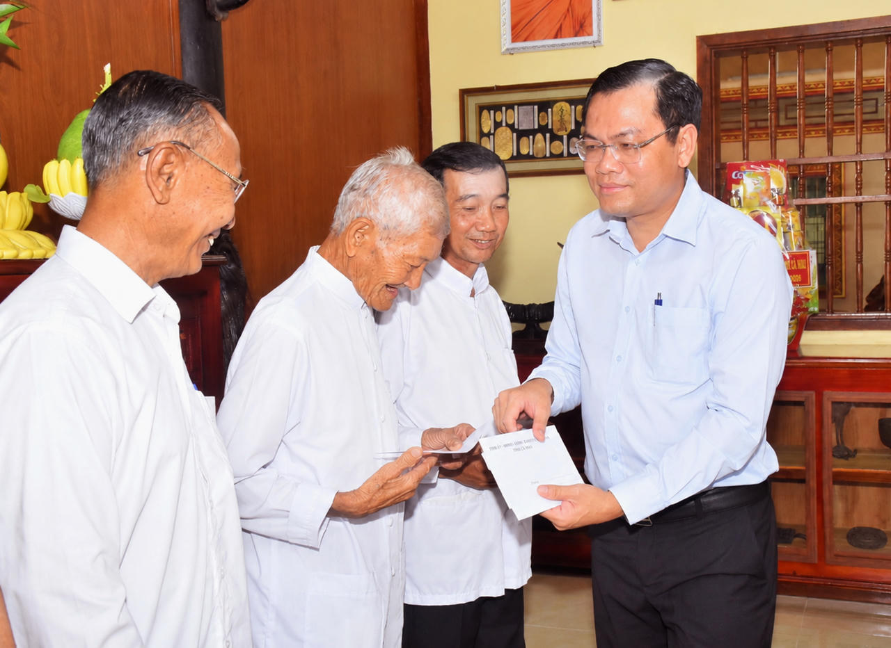 Ông Ngô Vũ Thăng trao quà đến Ban Hoằng pháp và Ban Quản trị chùa Cái Giá Giữa (Ảnh: T.N).