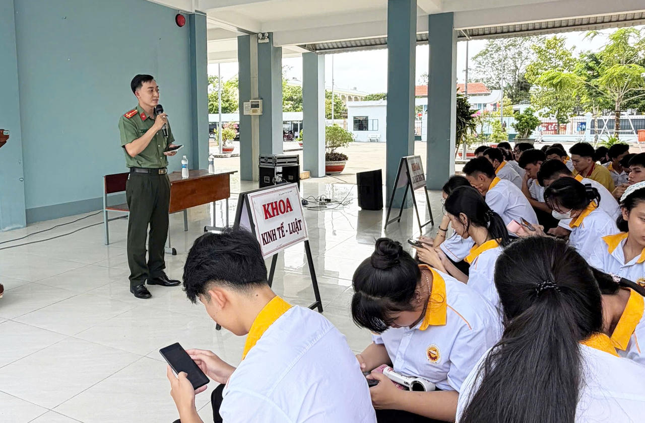 An Giang: Hơn 5.000 học sinh, sinh viên được hỗ trợ tích hợp giấy tờ và tuyên truyền tiện ích trên ứng dụng VneID