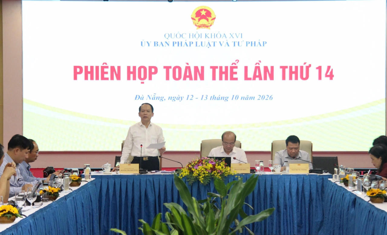 Bộ trưởng Bộ Tư pháp Hoàng Thanh Tùng phát biểu tại Phiên họp. (Ảnh: Tấn Việt)