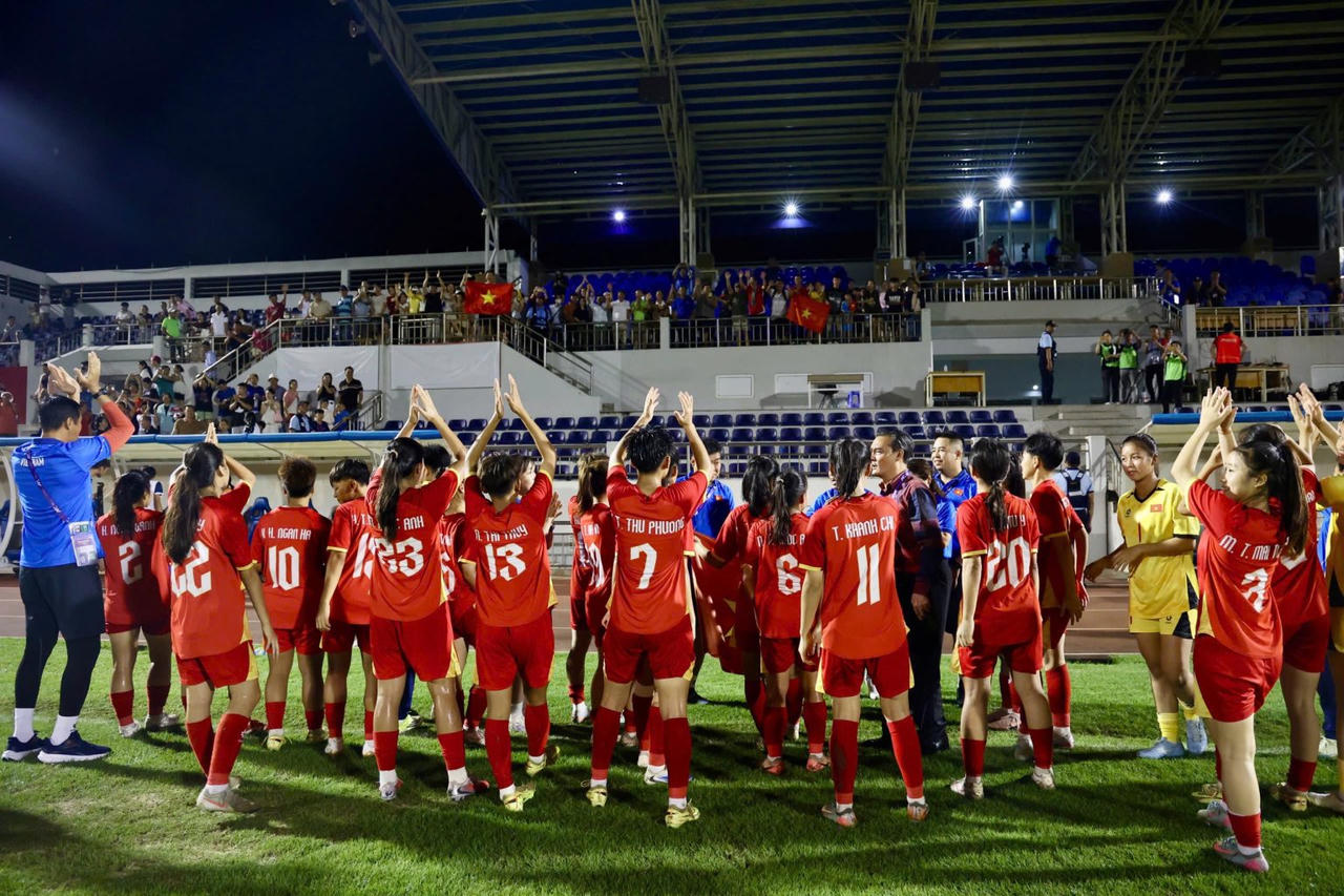 Đội tuyển U17 nữ Việt Nam cảm ơn khán giả đã luôn đồng hành (Ảnh VFF)