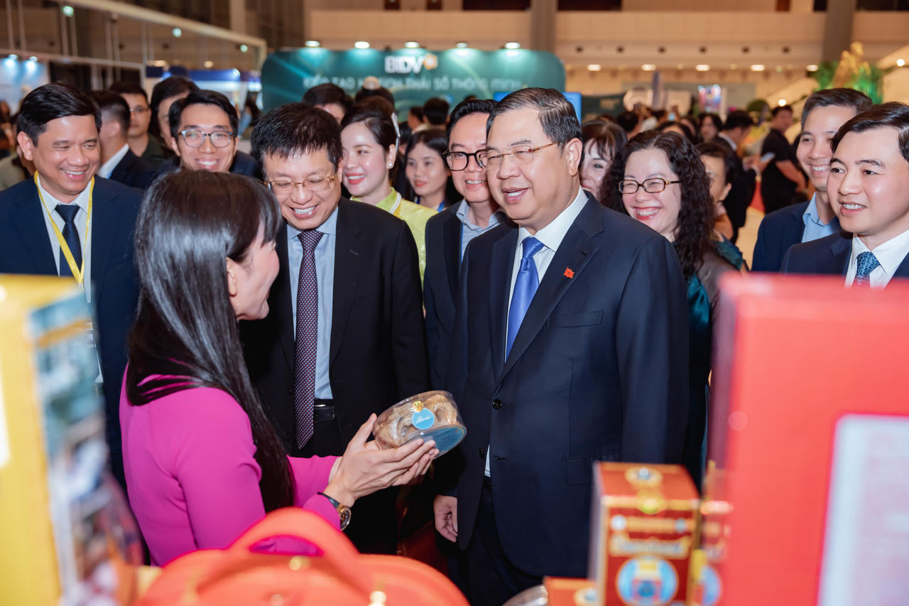 Ông Phạm Gia Túc - Phó Thủ tướng Thường trực Chính phủ tham quan gian hàng Yến sào Khánh Hoà trong khuôn khổ chương trình.