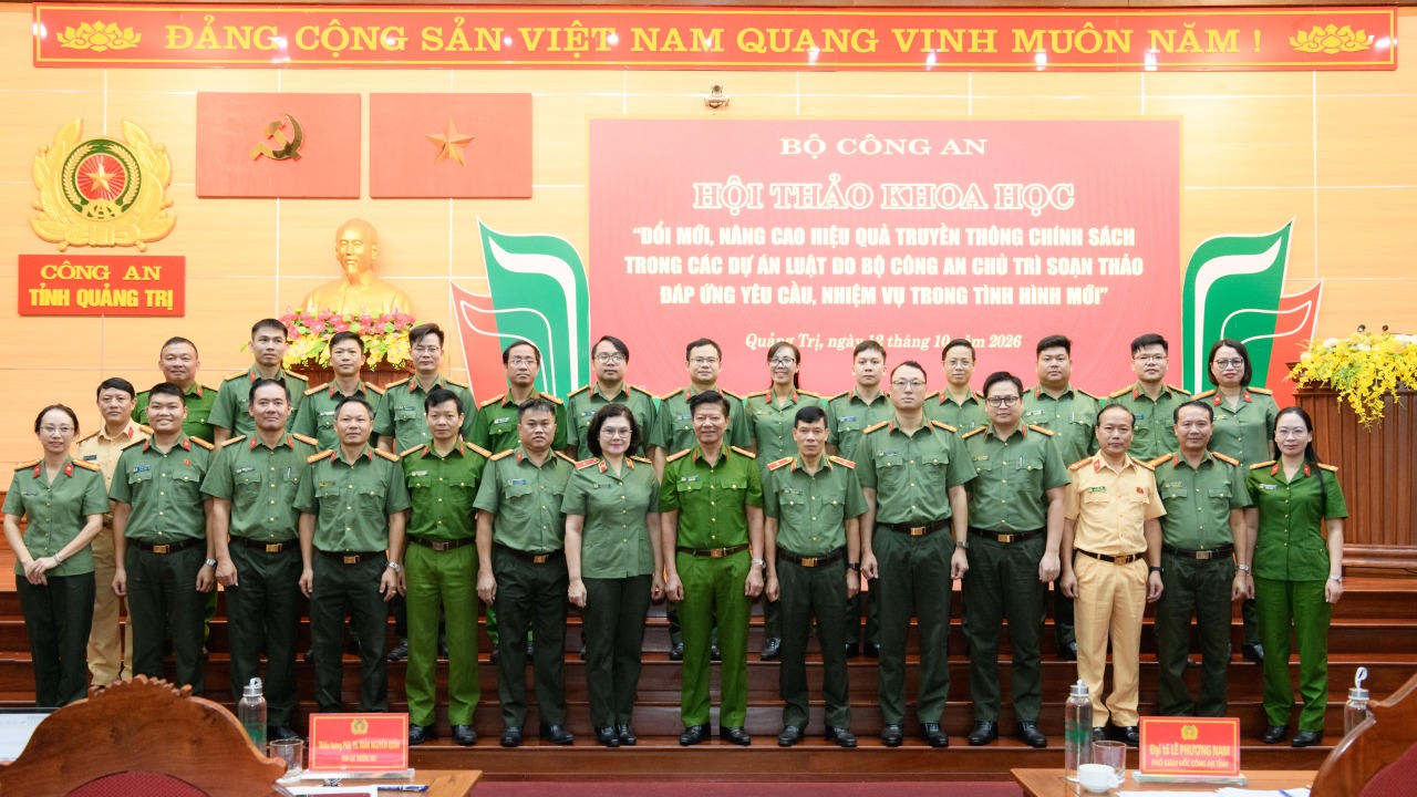 Các đại biểu chụp ảnh lưu niệm. (Ảnh: CAQT)