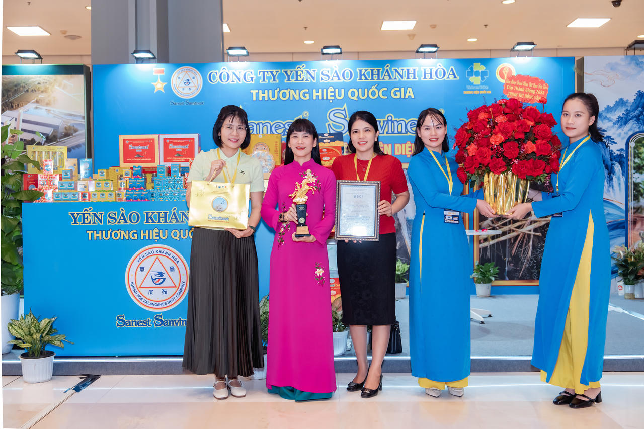 Bà Trịnh Thị Hồng Vân - Chủ tịch HĐTV Công ty Yến sào Khánh Hòa (áo dài màu hồng) vinh dự nhận danh hiệu “Doanh nhân Việt Nam tiêu biểu - Cúp Thánh Gióng” năm 2026.