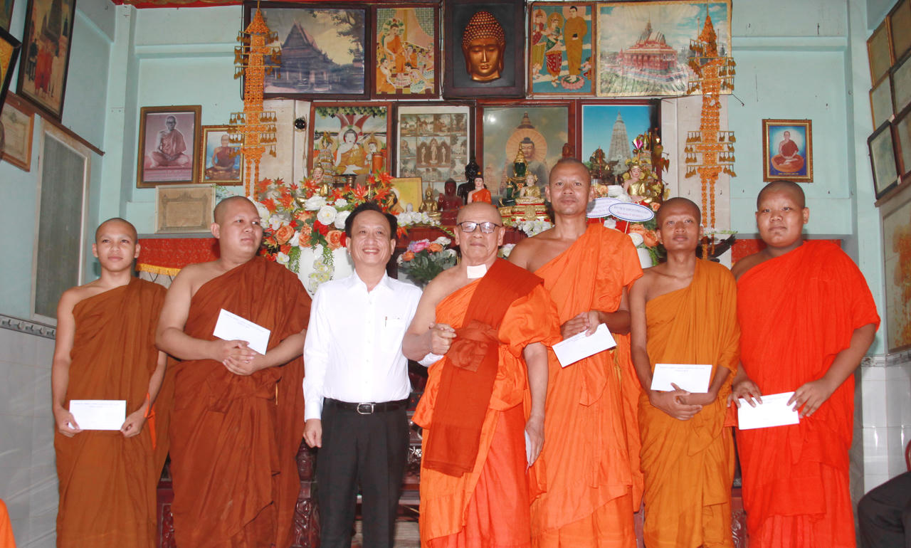 Chủ tịch HĐND tỉnh Cà Mau thăm, chúc mừng các chùa Khmer dịp Lễ Sen Dolta