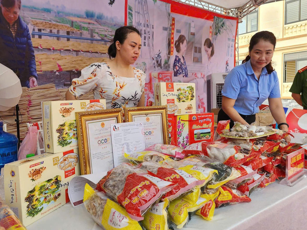 Kẹo lạc Chiến Tấn được cải tiến mẫu mã, bao bì nhằm đáp ứng nhu cầu ngày càng đa dạng của thị trường. (Ảnh trong bài: ĐVCC)