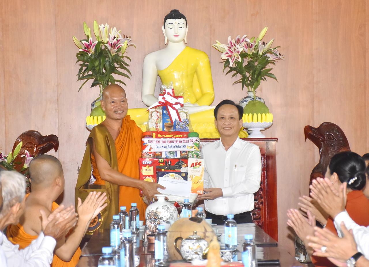 Chủ tịch HĐND tỉnh Cà Mau thăm, chúc mừng các chùa Khmer dịp Lễ Sen Dolta