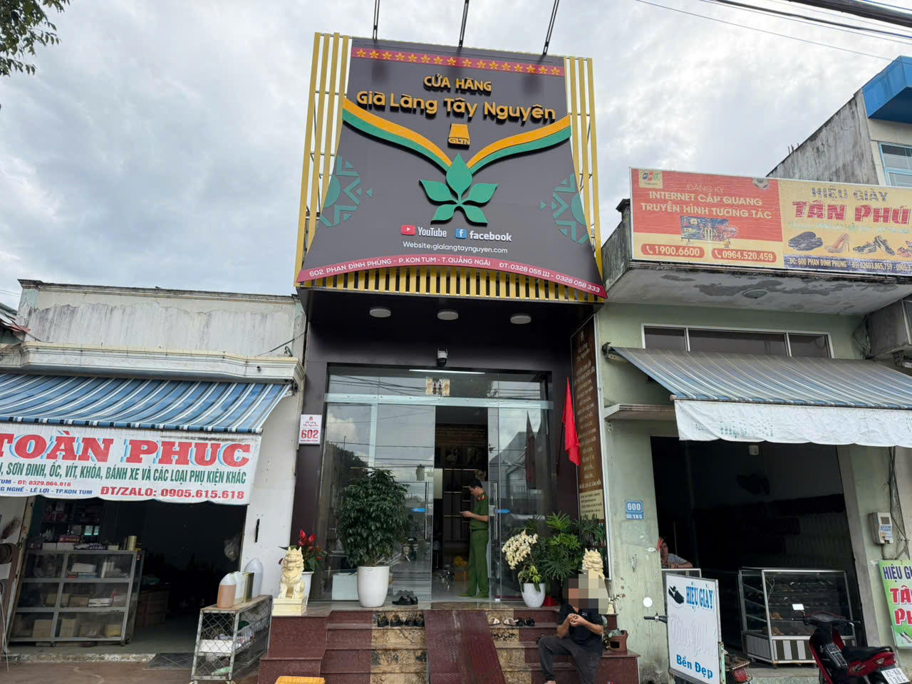Cửa hàng Già làng Tây Nguyên trên đường Phan Đình Phùng, phường Kon Tum, tỉnh Quảng Ngãi bán nhiều sản phẩm xâm phạm nhãn hiệu sâm Ngọc Linh. (Ảnh T.T)