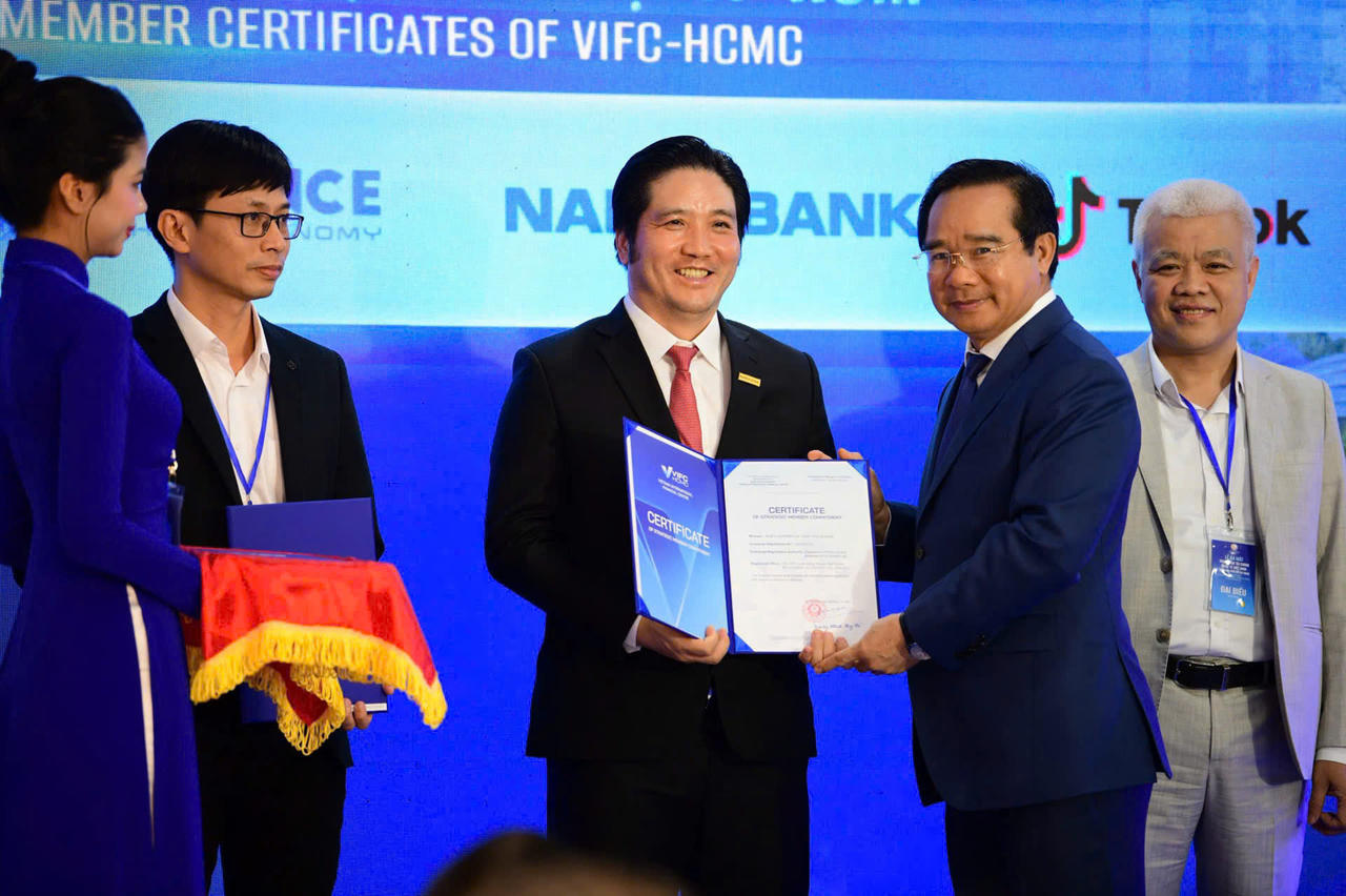 Ông Nguyễn Văn Được, Ủy viên Trung ương Đảng, Phó bí thư Thành ủy, Chủ tịch UBND TP.HCM - Phó Chủ tịch Hội đồng điều hành VIFC - HCMC trao Chứng nhận Thành viên chiến lược cho đại diện Nam A Bank - ông Trần Khải Hoàn, Thành viên HĐQT - Tổng giám đốc Nam A Bank.