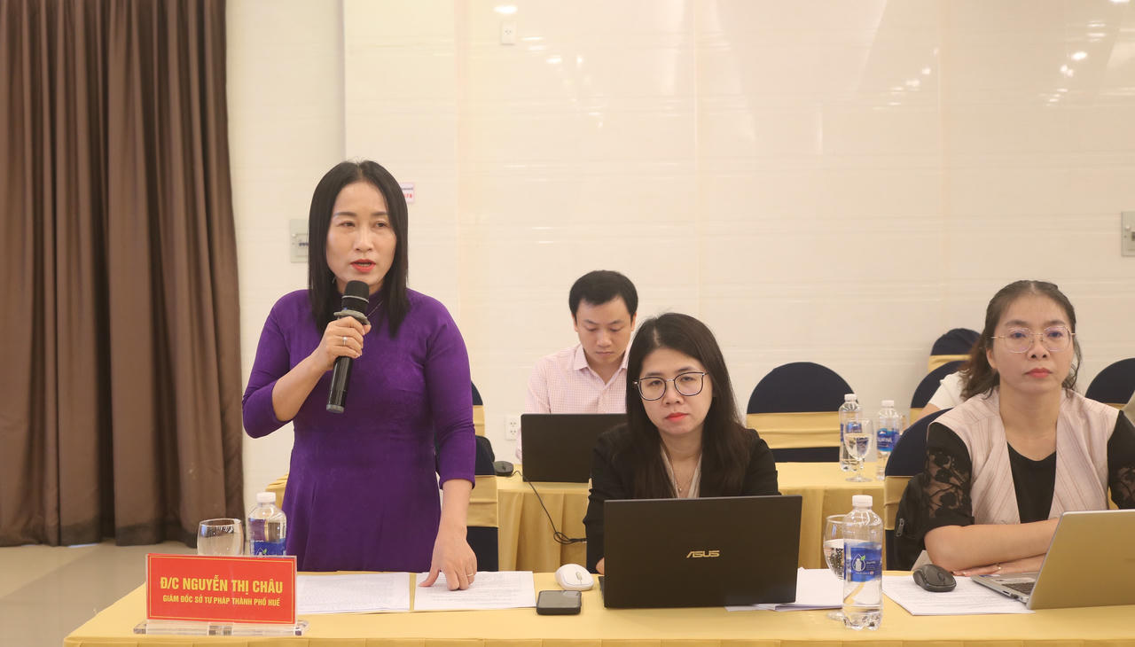 Bà Nguyễn Thị Châu, Giám đốc Sở Tư pháp TP Huế phát biểu tại tọa đàm. (Ảnh: T.Nhung)