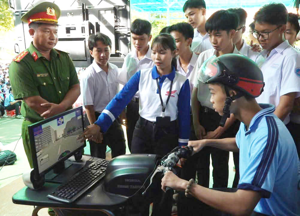 An Giang: Tập huấn kiến thức, kỹ năng lái xe an toàn cho hơn 1.700 học sinh Trường THPT Chu Văn An