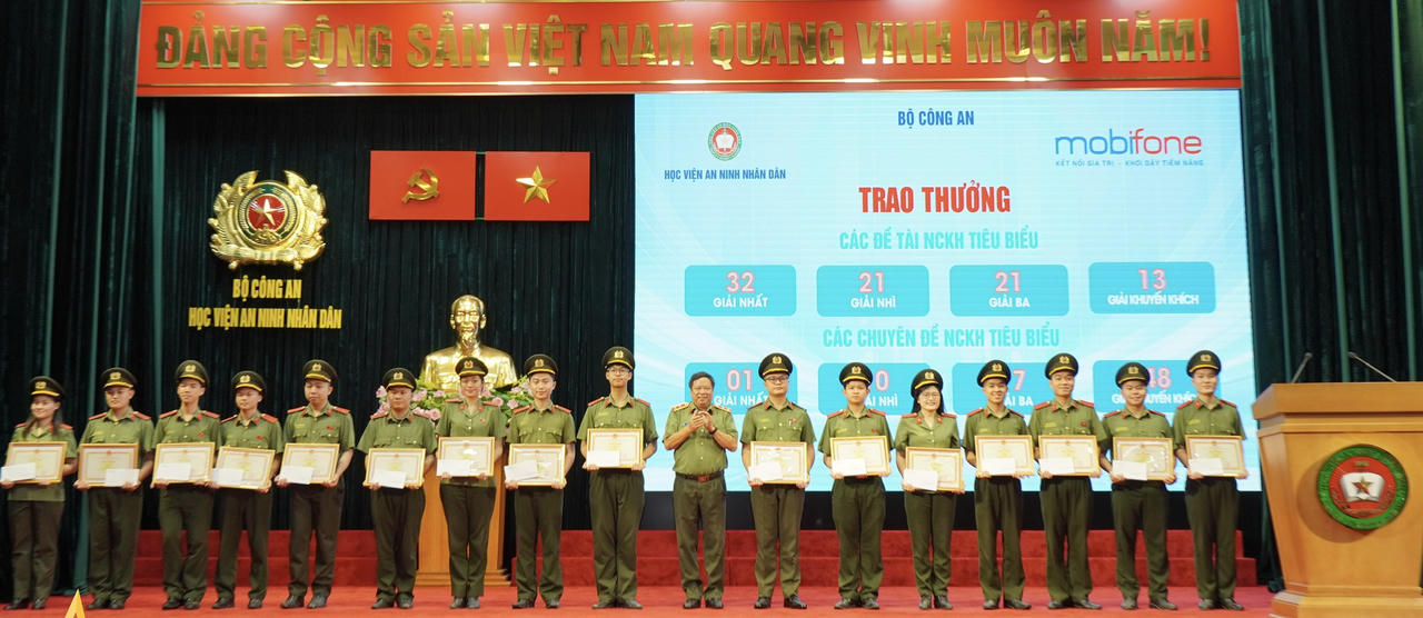 Trung úy Chu Mạnh Hùng nhiều lần được vinh danh vì thành tích trong học tập, rèn luyện và công tác.