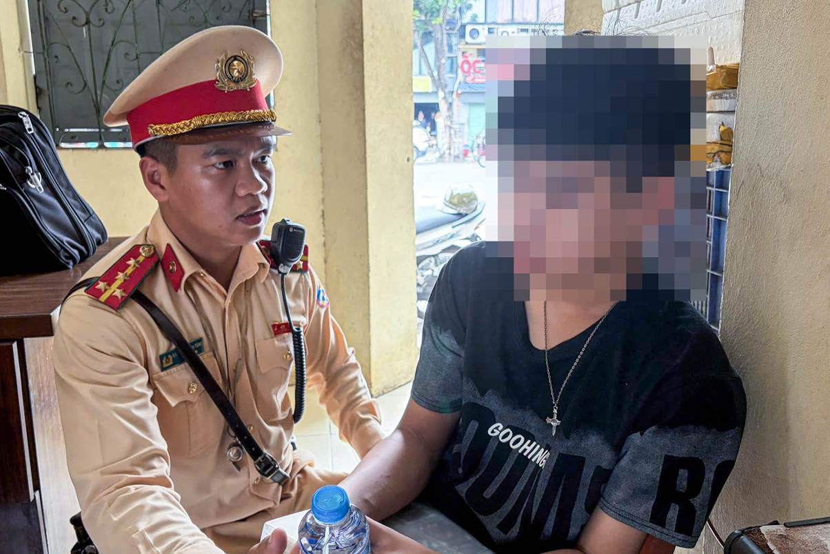 Đại úy Nguyễn Thanh Tùng động viên nam thanh niên từ bỏ suy nghĩ tiêu cực, ngày 19/9/2026.
