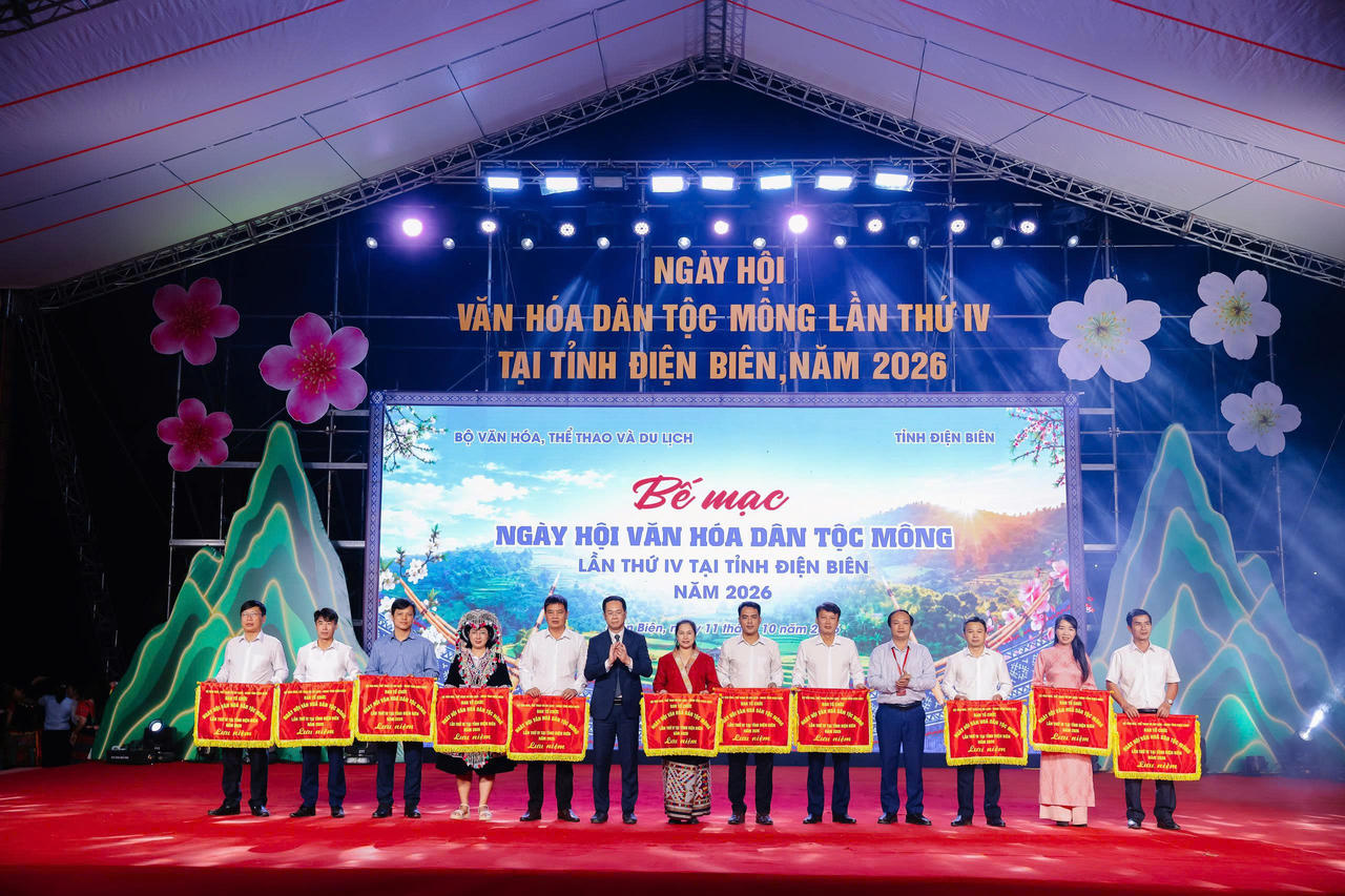 Ban Tổ chức trao cờ lưu niệm cho các đơn vị tham gia tích cực vào ngày hội (Ảnh: CTV).