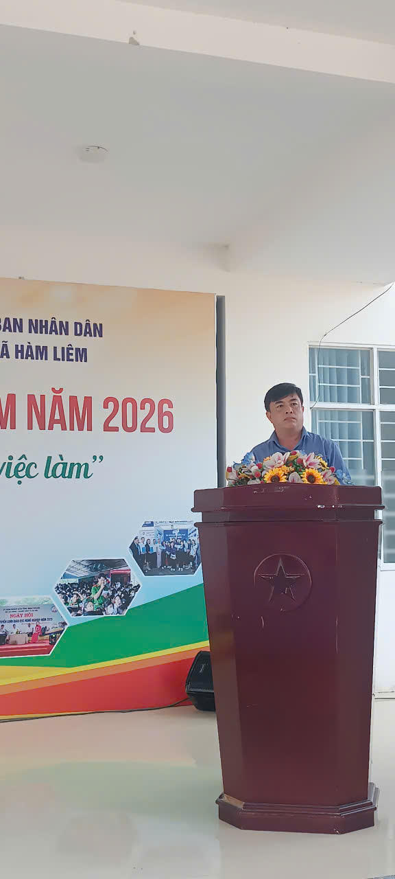 Ông Trần Hà Nghĩa Thông - Phó Giám đốc Trung tâm Lưu trữ và Dịch vụ việc làm tỉnh Lâm Đồng phát biểu tại phiên giao dịch việc làm. Ảnh ĐVCC.