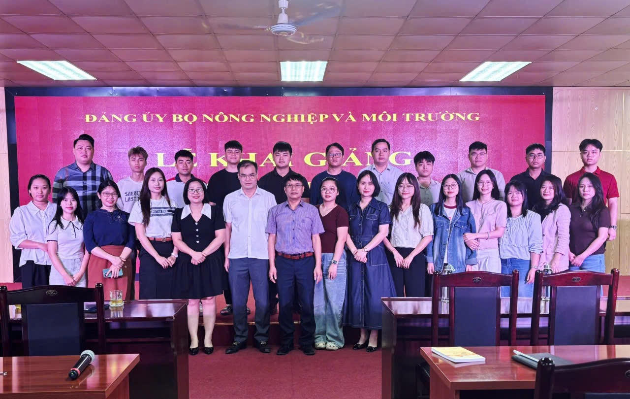 Sau lễ khai giảng, các Đảng viên Dự bị chụp ảnh lưu niệm cùng với đồng chí Phan Thành Công (áo trắng), lãnh đạo nhà Trường và báo cáo viên.