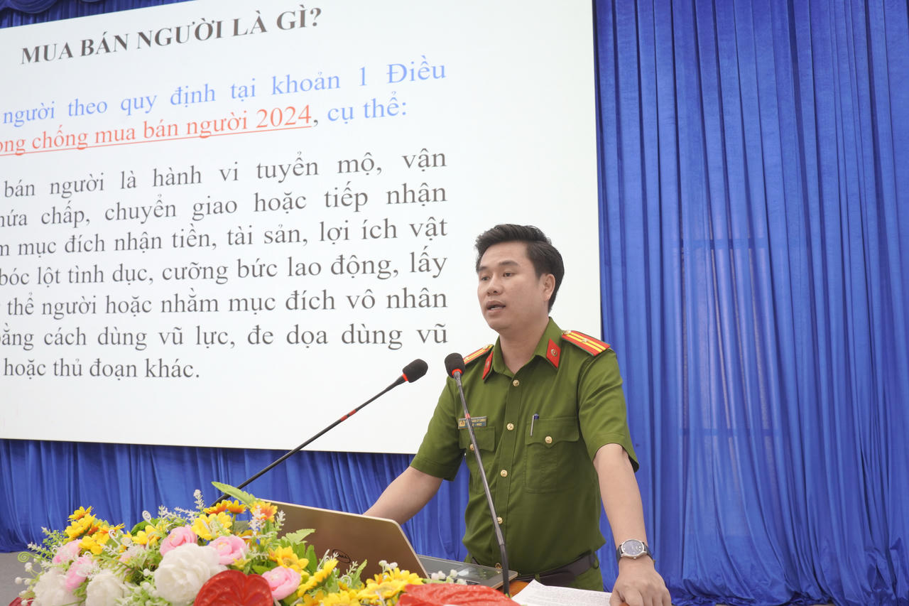 Thiếu tá Phạm Văn Út Chính - Điều tra viên Phòng Cảnh sát hình sự Công an tỉnh, tuyên truyền về các thủ đoạn của tội phạm mua bán người (Ảnh: H.Đ).