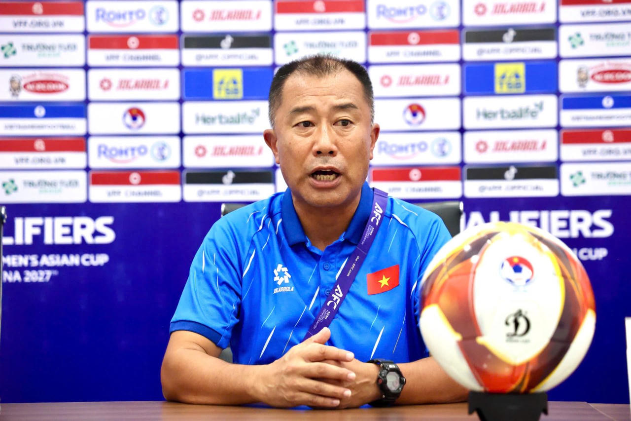 HLV trưởng U17 nữ Việt Nam HLV trưởng Okiyama Masahiko (Ảnh VFF)