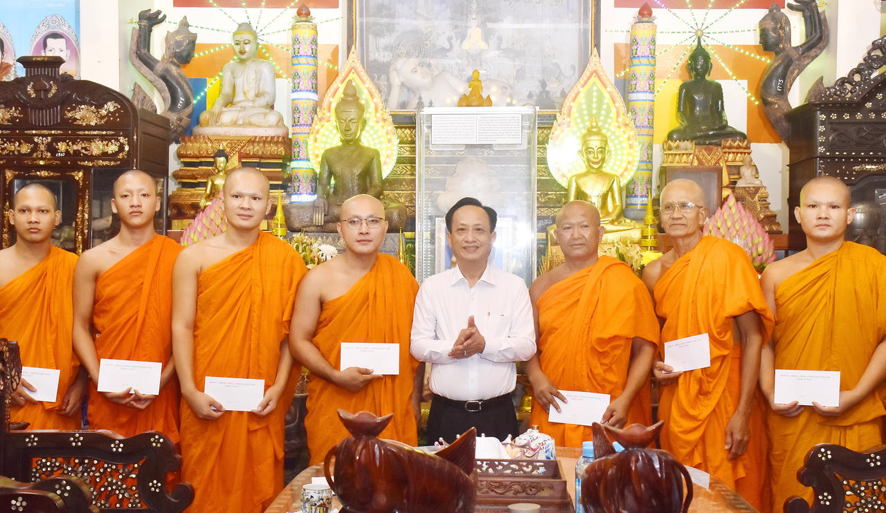 Ông Phạm Văn Thiều trao quà đến các vị sư sãi chùa Cái Giá Chót (Ảnh: T.N).