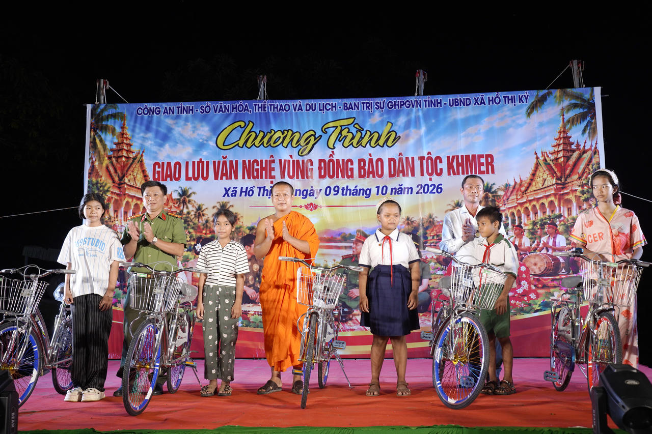 Chủ tịch HĐND tỉnh Cà Mau thăm, chúc mừng các chùa Khmer dịp Lễ Sen Dolta