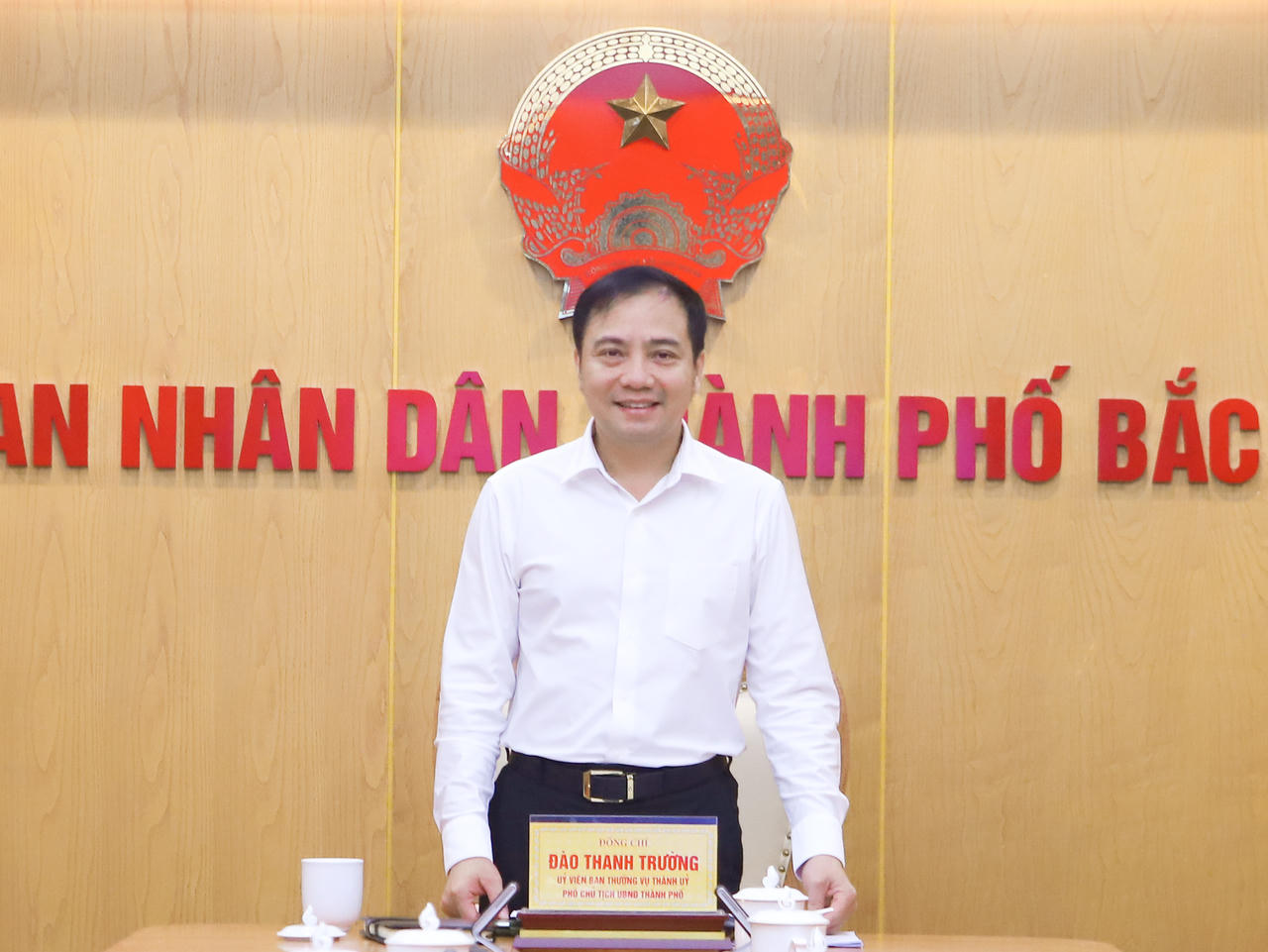 Ông Đào Thanh Trường - Phó Chủ tịch UBND thành phố Bắc Ninh phát biểu tại điểm cầu thành phố Bắc Ninh. (Ảnh NH)