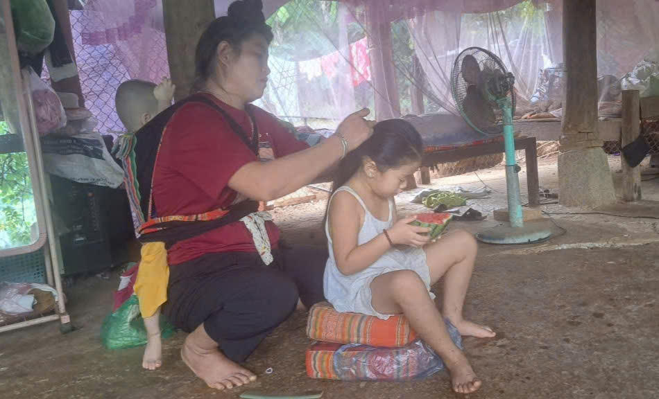 Chị Phùng Thị Nghi cả ngày chỉ quẩn quanh chăm sóc hai đứa cháu nhỏ (Ảnh: PV).
