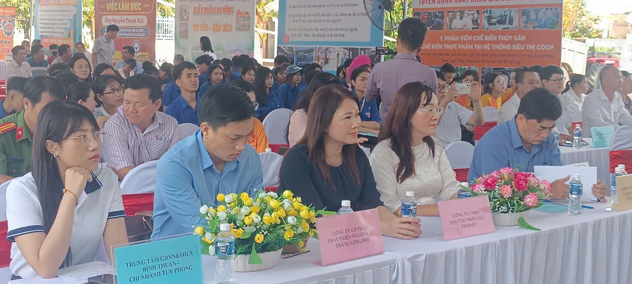 Đại diện các doanh nghiệp tham gia phiên giao dịch việc làm. Ảnh ĐVCC.