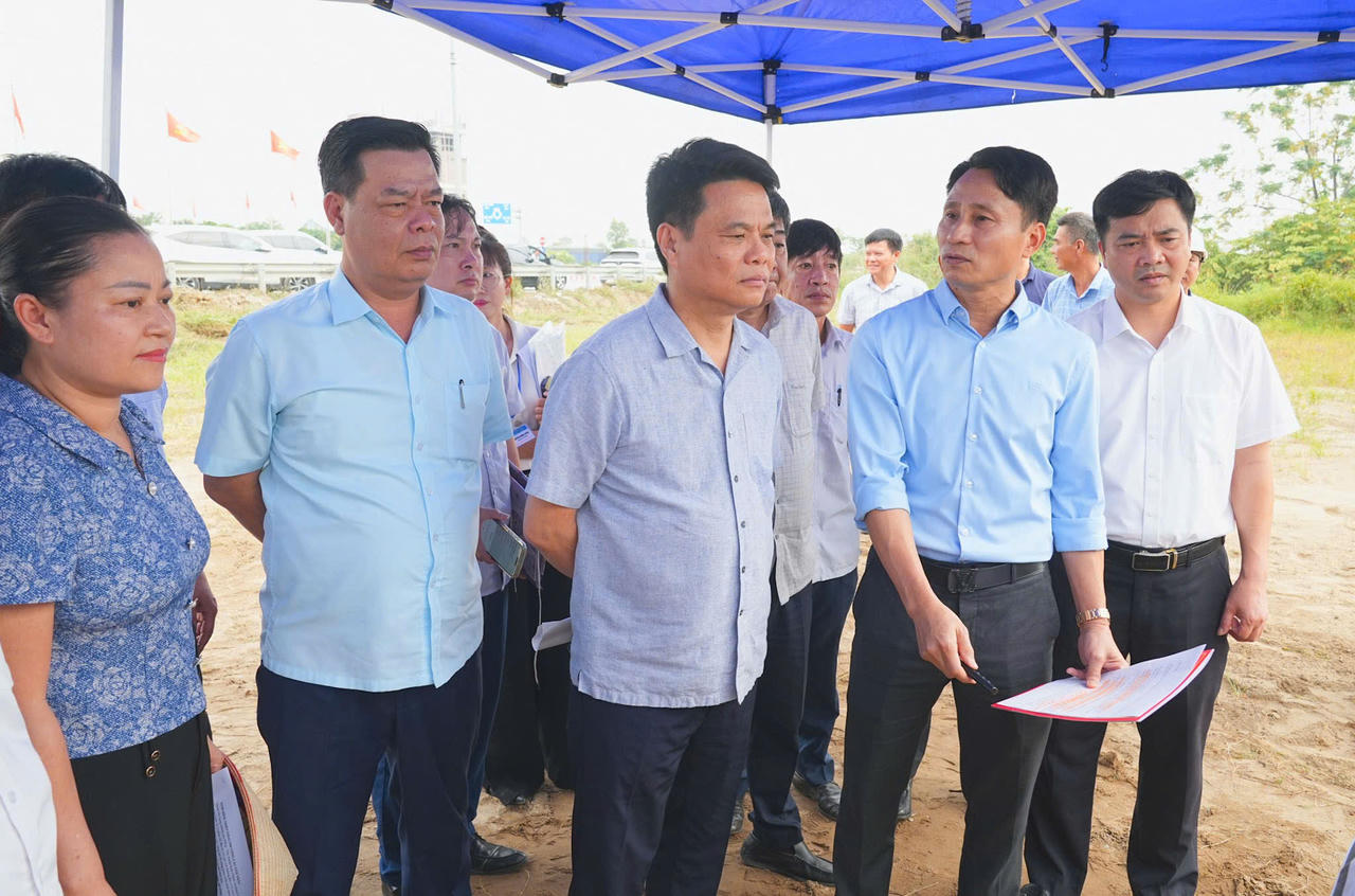 Bí thư Thành ủy Hải Phòng Lê Ngọc Châu kiểm tra và nghe báo cáo tiến độ triển khai Dự án xây dựng đường trục Đông - Tây huyện Kim Thành (cũ) và nhánh kết nối nút giao cầu vượt Quốc lộ 5 tại xã Phú Thái (ảnh Đàm Thanh)