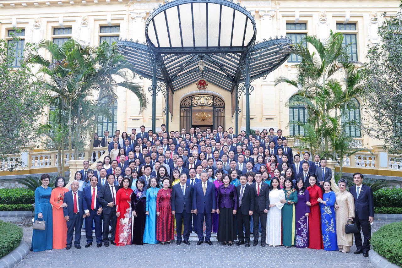 Tổng Bí thư, Chủ tịch nước Tô Lâm cùng các đồng chí lãnh đạo Đảng, Nhà nước và đại diện doanh nghiệp tiêu biểu chụp ảnh lưu niệm tại cuộc gặp mặt nhân Ngày Doanh nhân Việt Nam, chiều 12/10, tại Hà Nội.