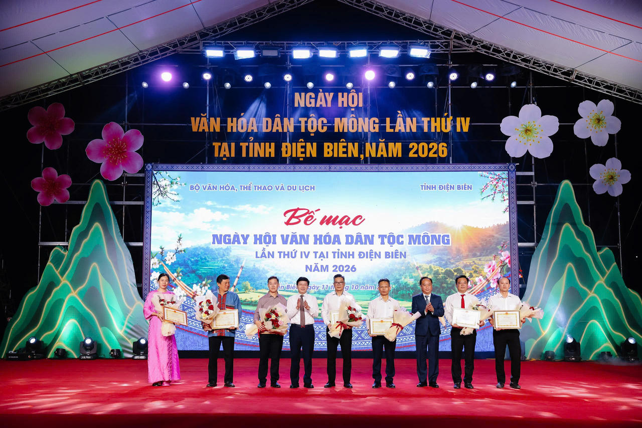 Ban tổ chức Ngày hội trao Bằng khen của UBND tỉnh, tặng hoa cho các tập thể, cá nhân (Ảnh: CTV).