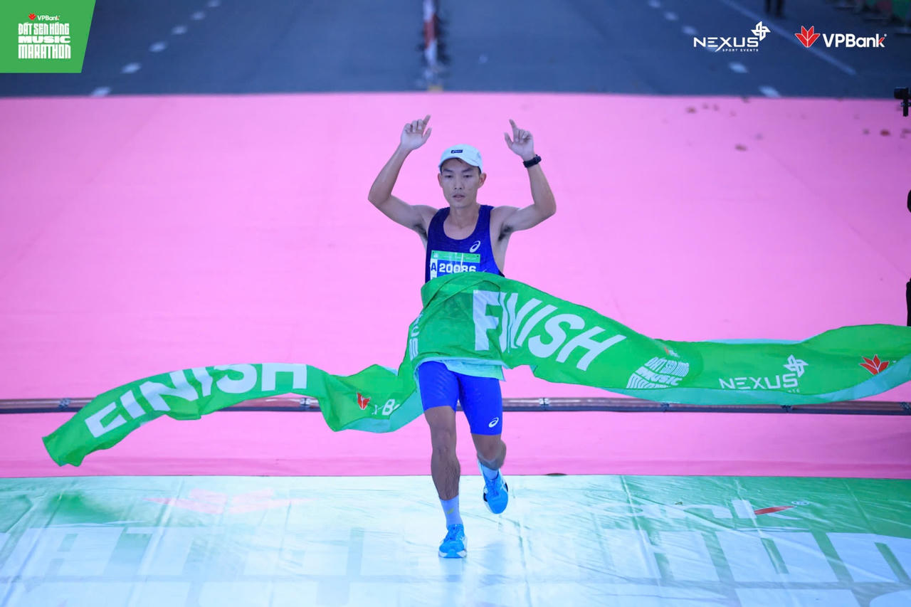 Hoàng Nguyên Thanh là nhà vô địch nội dung nam, cự ly 21KM ở ngay lần đầu tham dự VPBank Đất Sen Hồng Music Marathon 2026