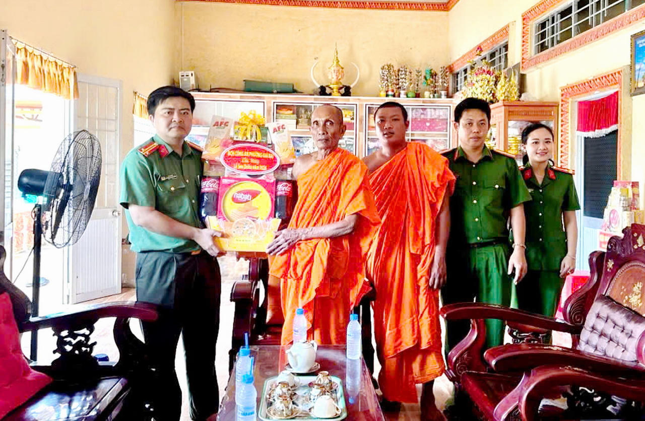 Đoàn công tác Công an phường Giá Rai thăm hỏi, chúc mừng và tặng quà Ban Quản trị các chùa Phật giáo Nam tông Khmer trên địa bàn (Ảnh: H.Đ).