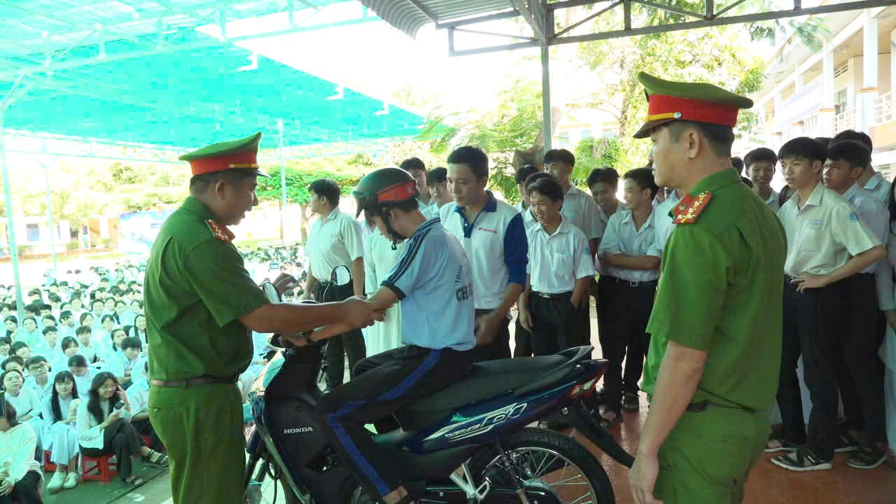 Hoạt động góp phần xây dựng văn hóa giao thông an toàn trong học đường. Ảnh: Nghiêm Túc