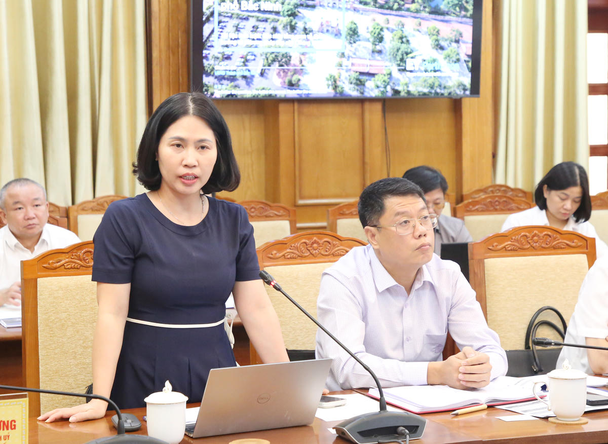 Giám đốc Sở Văn hóa, Thể thao và Du lịch Bùi Thị Thu Thủy trao đổi tại buổi làm việc. (Ảnh: Cổng TTĐT Bắc Ninh)
