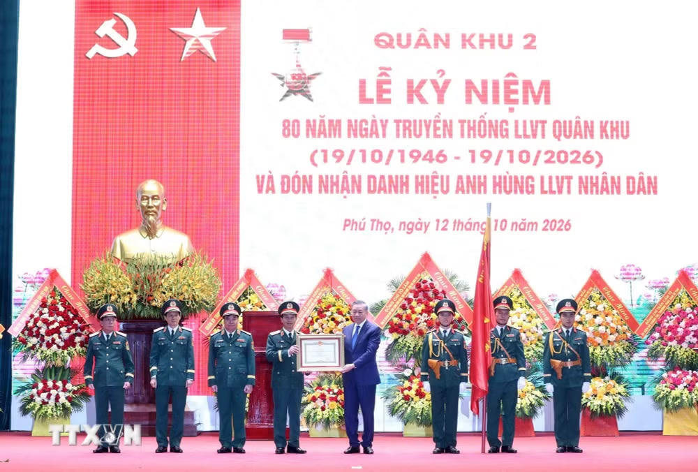 Tổng Bí thư, Chủ tịch nước Tô Lâm dự Lễ kỷ niệm 80 năm Ngày truyền thống Lực lượng vũ trang Quân khu 2- Ảnh 3.
