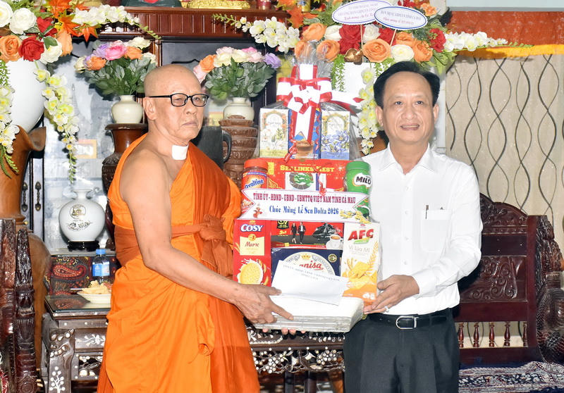 Chủ tịch HĐND tỉnh Cà Mau thăm, chúc mừng các chùa Khmer dịp Lễ Sen Dolta
