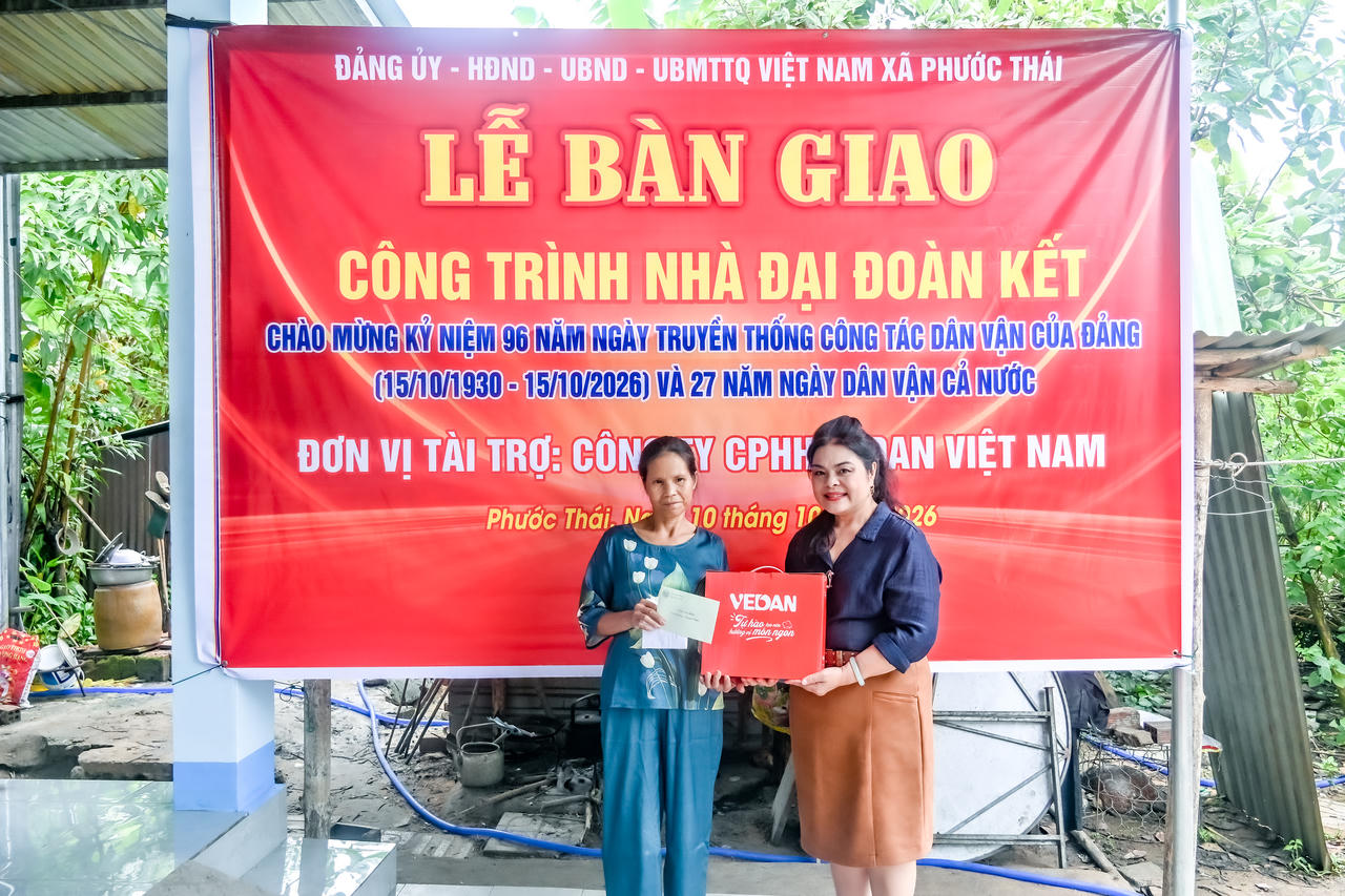 Bà Nguyễn Thu Thủy – Phó giám đốc Đối ngoại Vedan trao những phần quà “bếp nhà yêu thương” cho gia đình ông Nguyễn Văn Hòa.