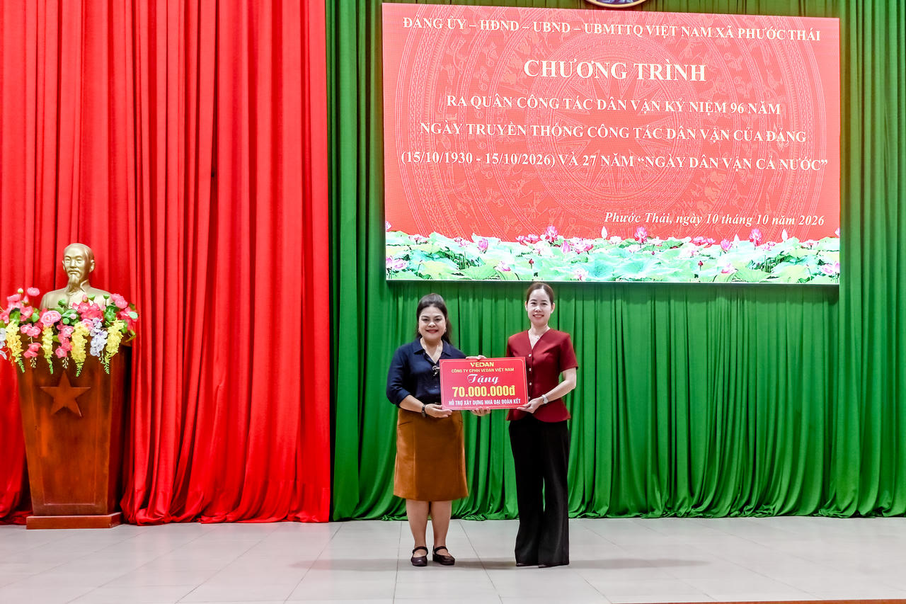 Bà Nguyễn Thu Thủy – Phó Giám đốc Đối ngoại Vedan trao tặng 70 triệu đồng hỗ trợ xây dựng nhà Đại đoàn kết tại xã Phước Thái.