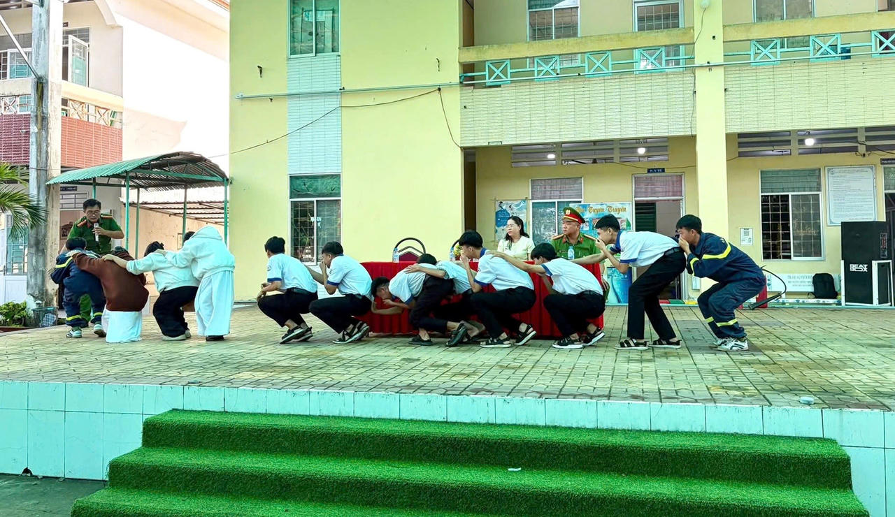 Tuyên truyền, trải nghiệm kỹ năng phòng cháy, chữa cháy và cứu nạn, cứu hộ cho học sinh