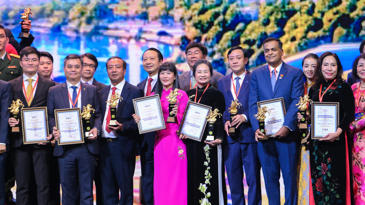 Bà Trịnh Thị Hồng Vân - Chủ tịch HĐTV Công ty Yến sào Khánh Hòa (áo dài màu hồng) vinh dự nhận danh hiệu “Doanh nhân Việt Nam tiêu biểu - Cúp Thánh Gióng” năm 2026.